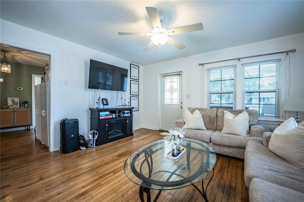 For Sale: $299,900 (3 beds, 1 baths, 1004 Square Feet)