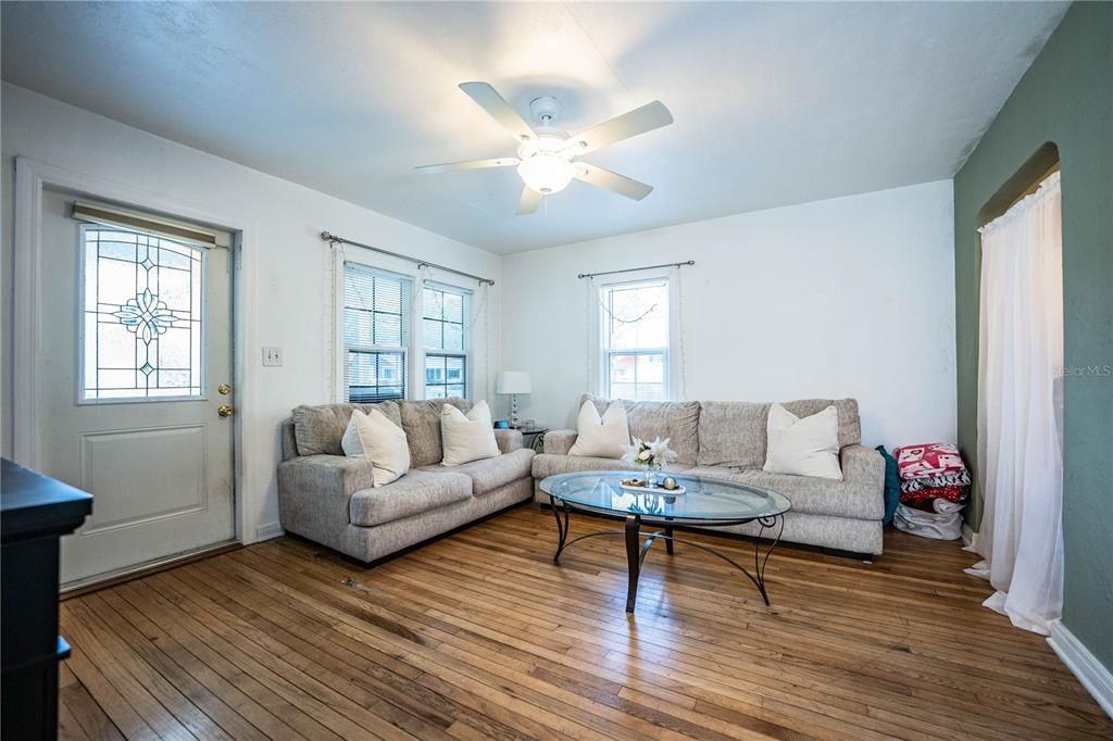 For Sale: $299,900 (3 beds, 1 baths, 1004 Square Feet)