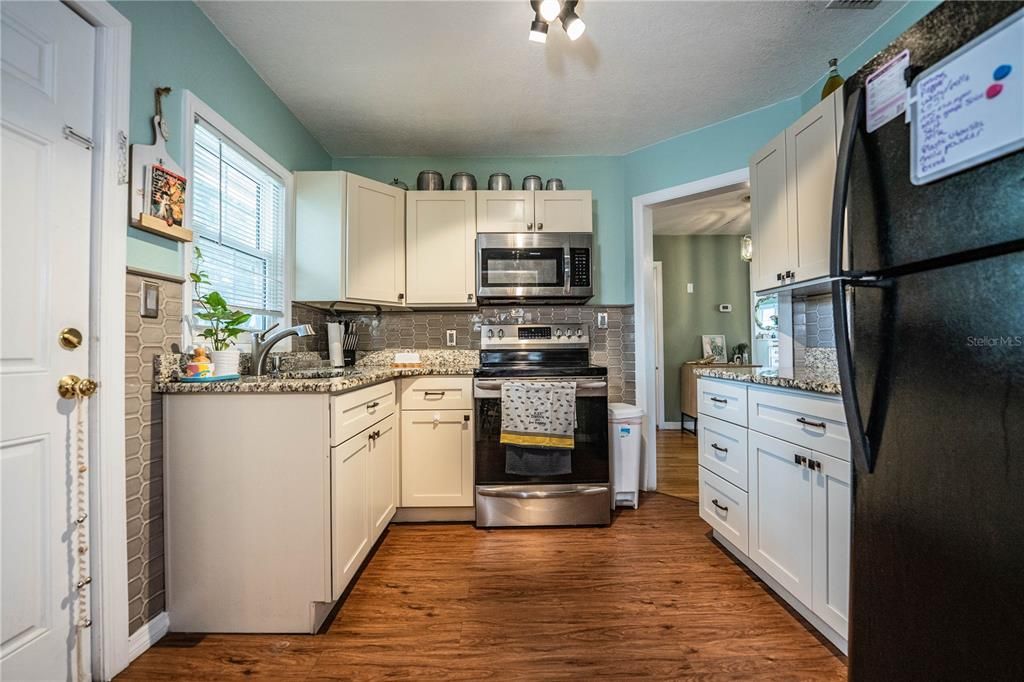 For Sale: $299,900 (3 beds, 1 baths, 1004 Square Feet)