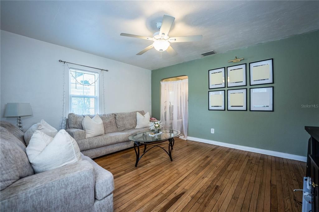 For Sale: $299,900 (3 beds, 1 baths, 1004 Square Feet)