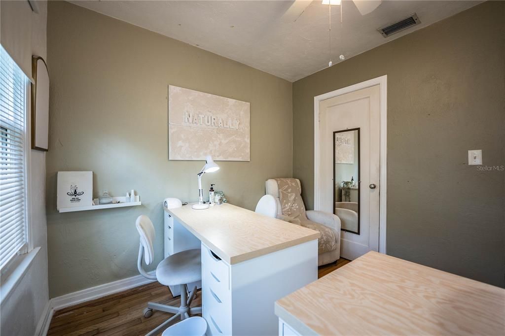 For Sale: $299,900 (3 beds, 1 baths, 1004 Square Feet)