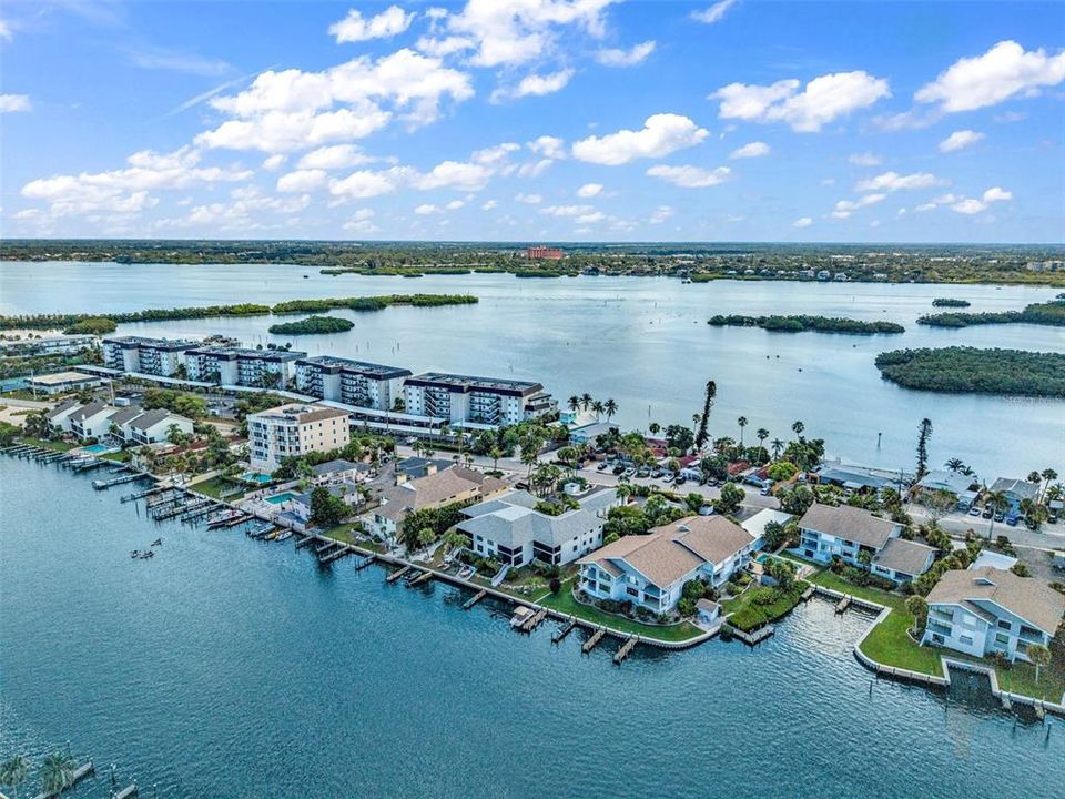 For Sale: $695,000 (2 beds, 2 baths, 1251 Square Feet)