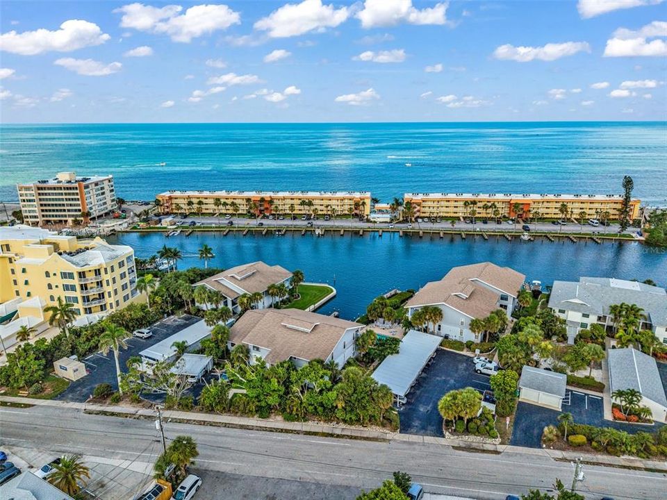 For Sale: $695,000 (2 beds, 2 baths, 1251 Square Feet)