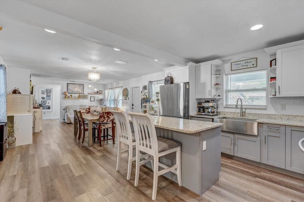 На продажу: $395,000 (4 спален, 2 ванн, 1950 Квадратных фут)