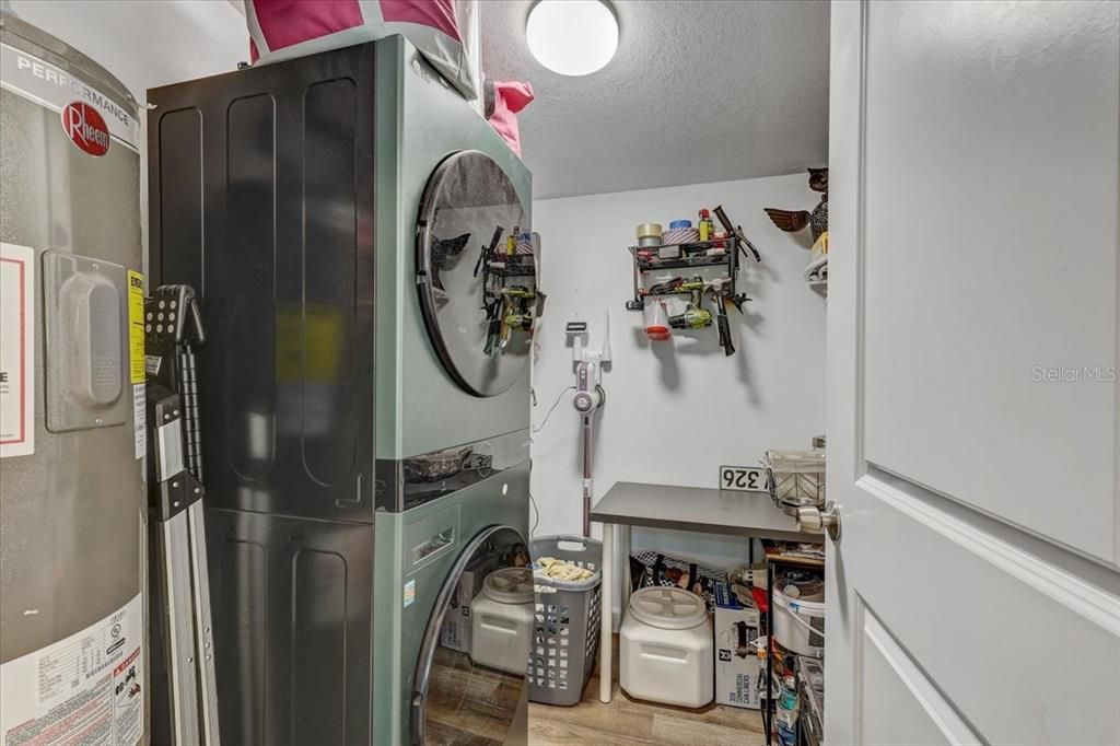 На продажу: $395,000 (4 спален, 2 ванн, 1950 Квадратных фут)