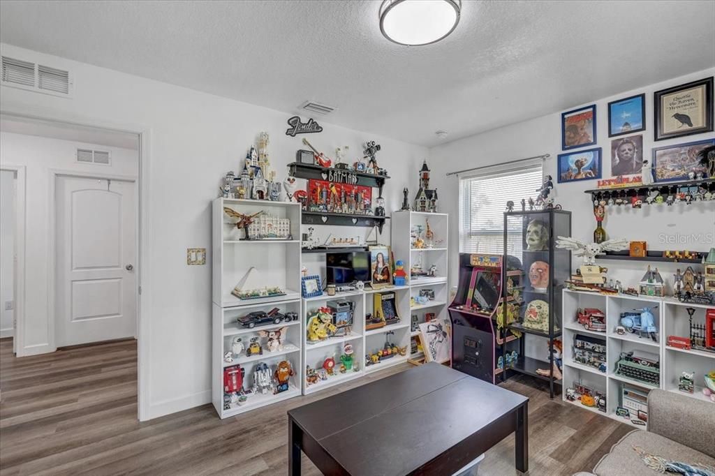На продажу: $395,000 (4 спален, 2 ванн, 1950 Квадратных фут)