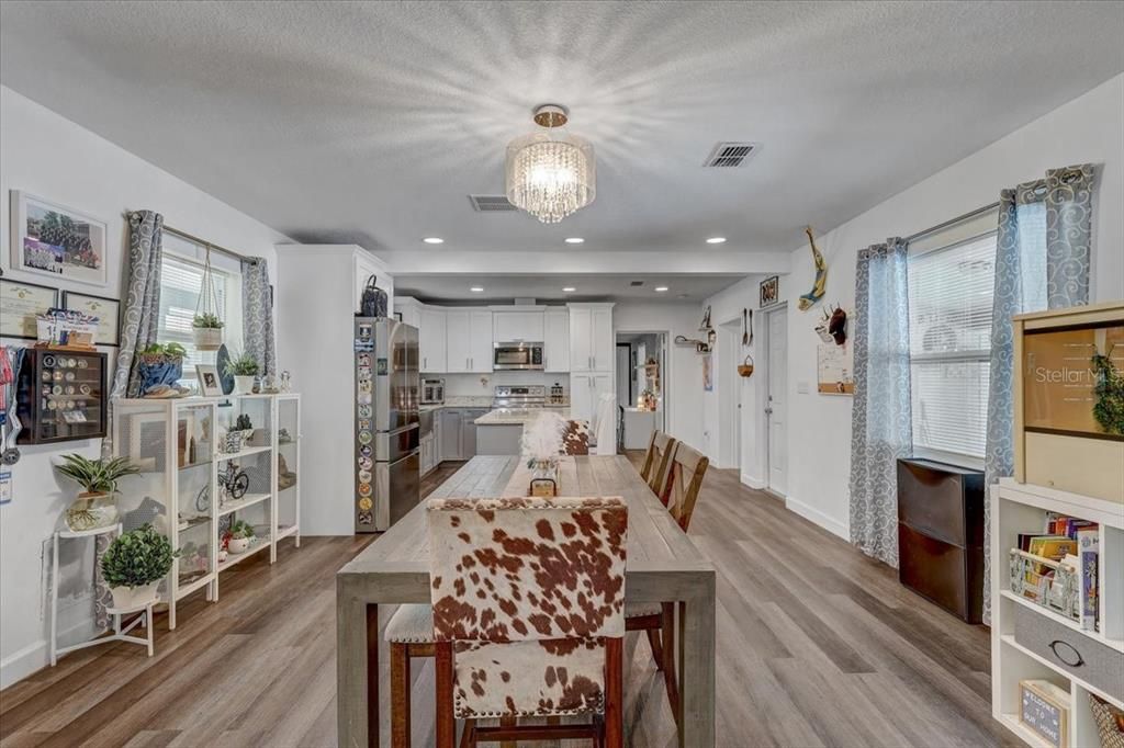 На продажу: $395,000 (4 спален, 2 ванн, 1950 Квадратных фут)