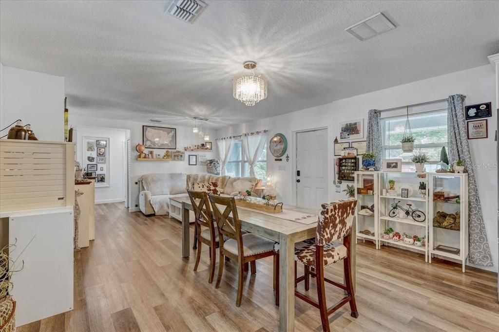 На продажу: $395,000 (4 спален, 2 ванн, 1950 Квадратных фут)