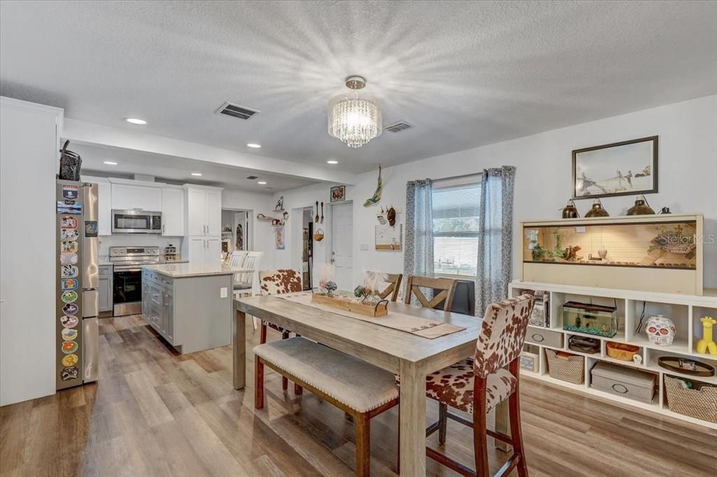 На продажу: $395,000 (4 спален, 2 ванн, 1950 Квадратных фут)