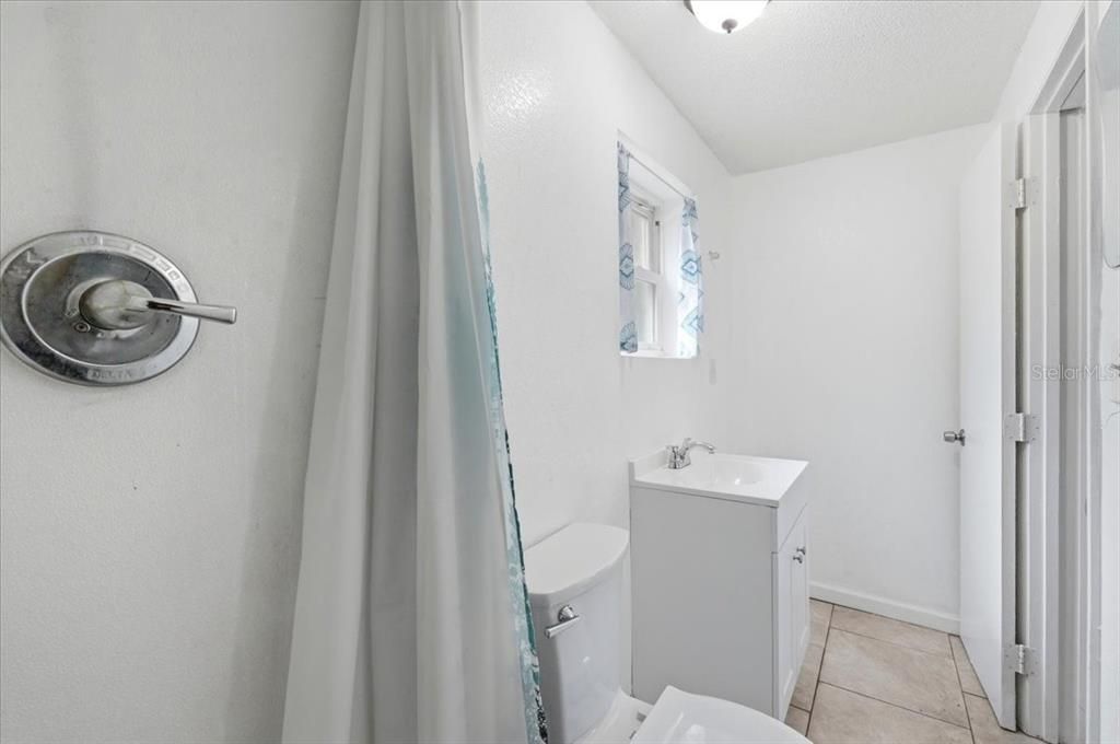 На продажу: $174,900 (2 спален, 1 ванн, 748 Квадратных фут)