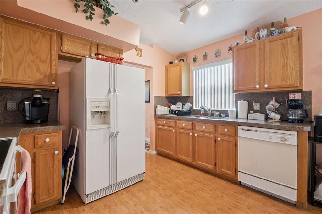 En Venta: $345,000 (4 camas, 2 baños, 1664 Pies cuadrados)