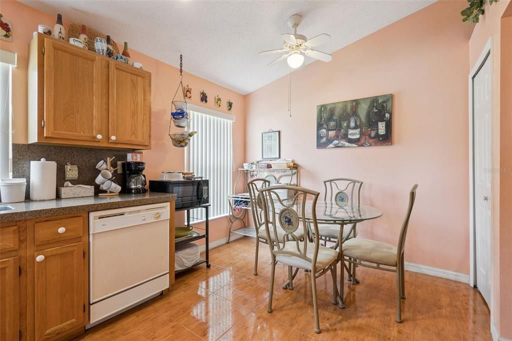 En Venta: $345,000 (4 camas, 2 baños, 1664 Pies cuadrados)