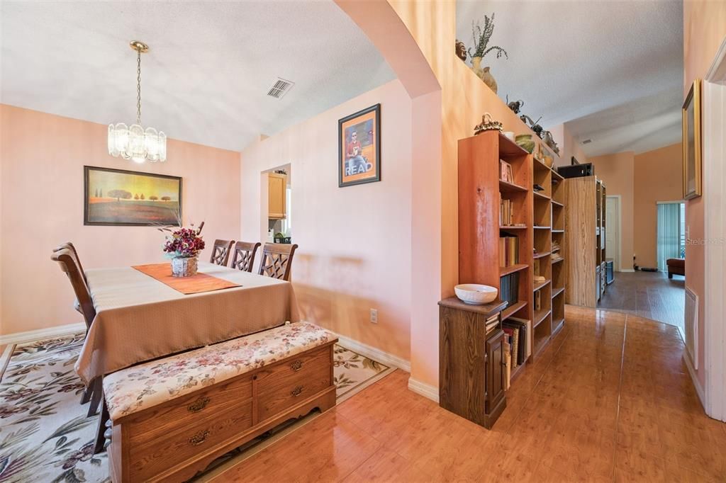 En Venta: $345,000 (4 camas, 2 baños, 1664 Pies cuadrados)
