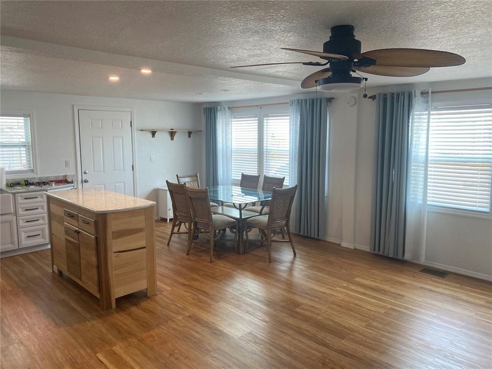 For Rent: $1,400 (2 beds, 2 baths, 960 Square Feet)