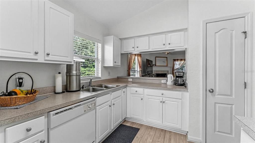For Sale: $305,000 (3 beds, 2 baths, 1753 Square Feet)