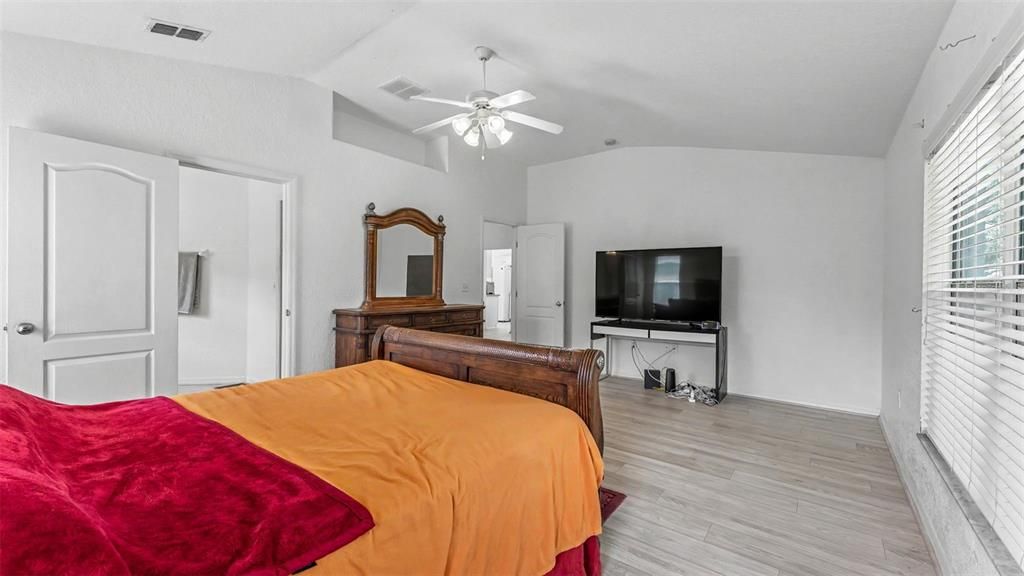 For Sale: $305,000 (3 beds, 2 baths, 1753 Square Feet)