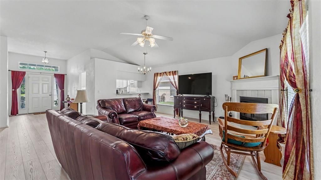 For Sale: $305,000 (3 beds, 2 baths, 1753 Square Feet)