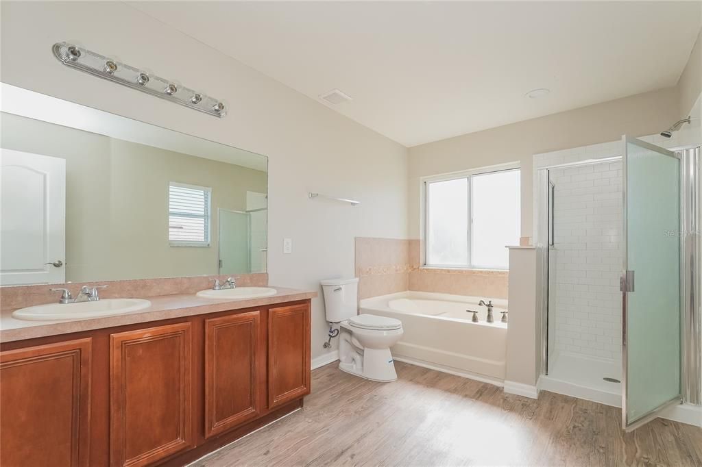 For Sale: $385,000 (4 beds, 2 baths, 2537 Square Feet)