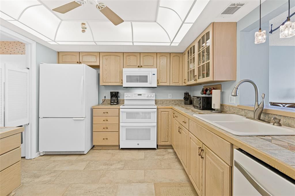For Sale: $399,900 (2 beds, 2 baths, 1234 Square Feet)