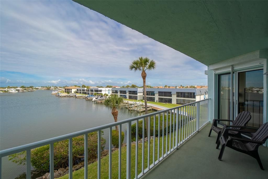 For Sale: $399,900 (2 beds, 2 baths, 1234 Square Feet)