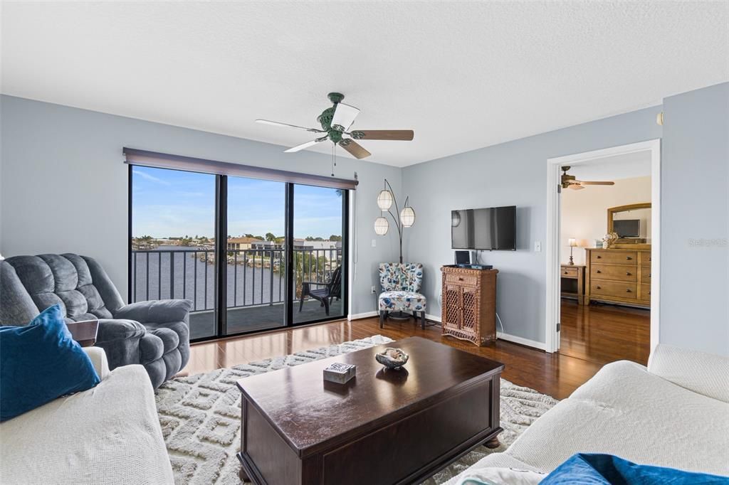 For Sale: $399,900 (2 beds, 2 baths, 1234 Square Feet)