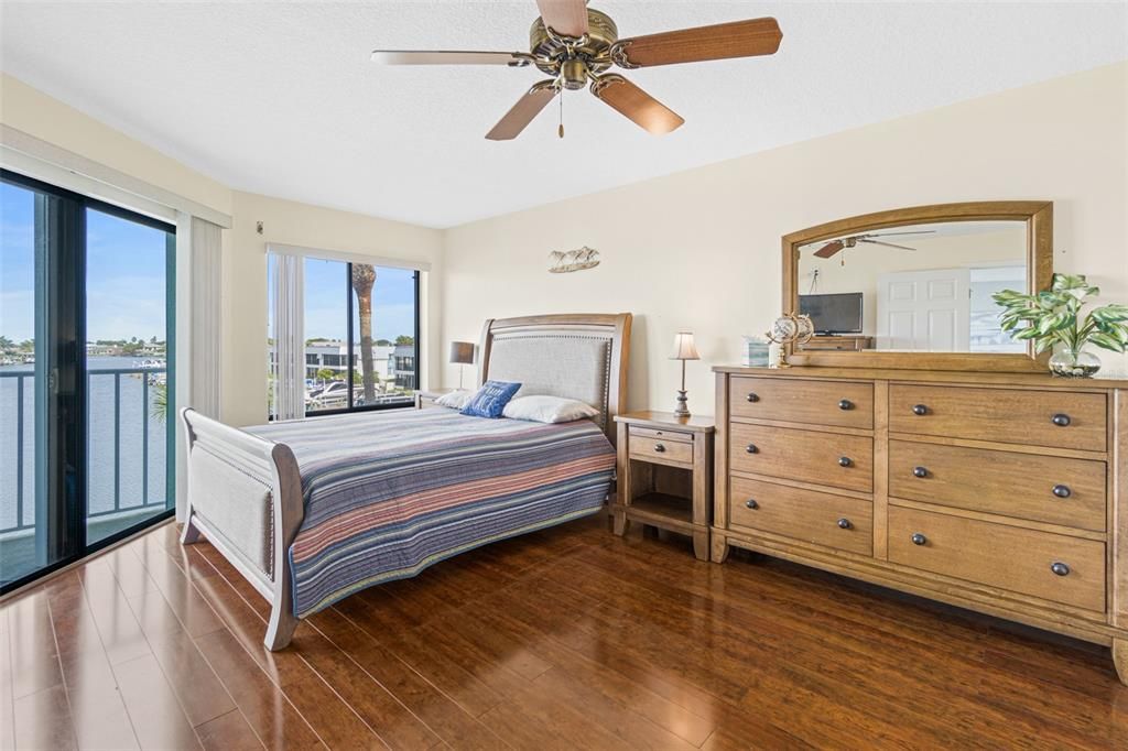 For Sale: $399,900 (2 beds, 2 baths, 1234 Square Feet)
