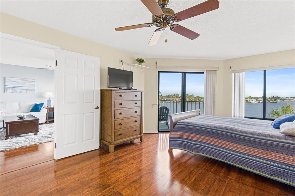 For Sale: $399,900 (2 beds, 2 baths, 1234 Square Feet)