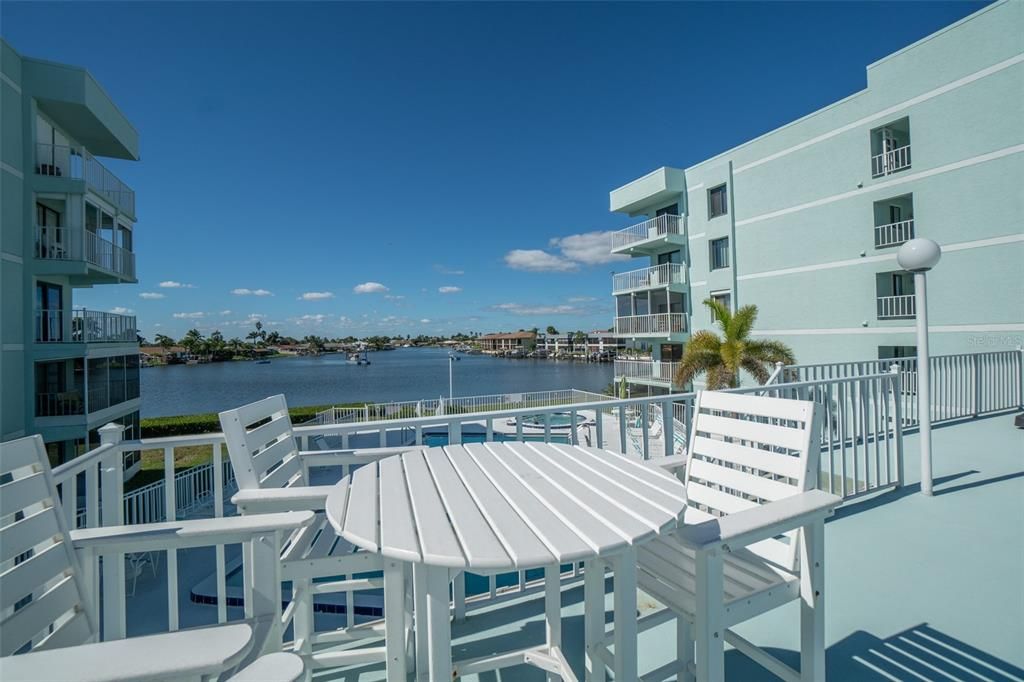 For Sale: $399,900 (2 beds, 2 baths, 1234 Square Feet)