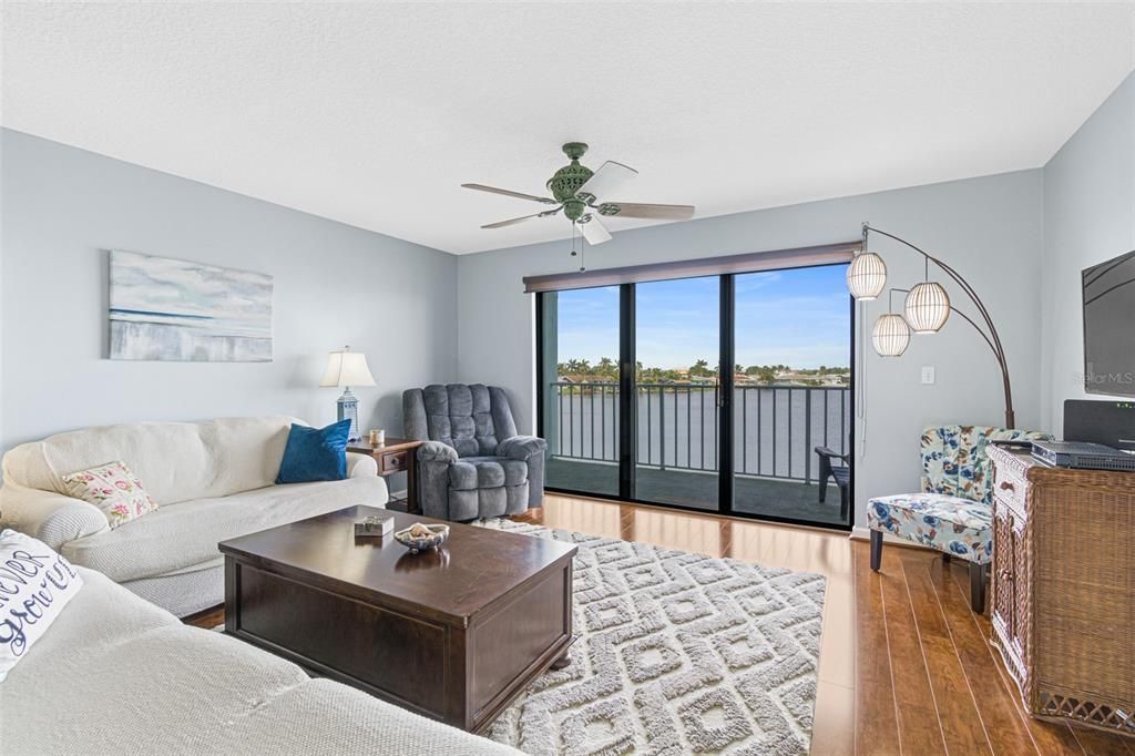 For Sale: $399,900 (2 beds, 2 baths, 1234 Square Feet)