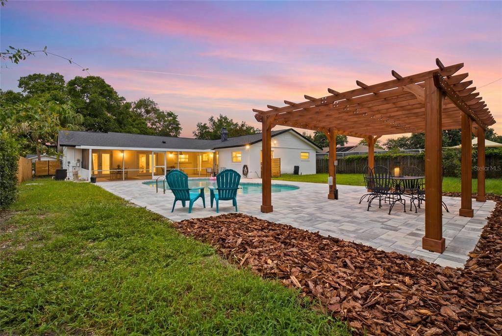 En Venta: $825,000 (4 camas, 3 baños, 2164 Pies cuadrados)
