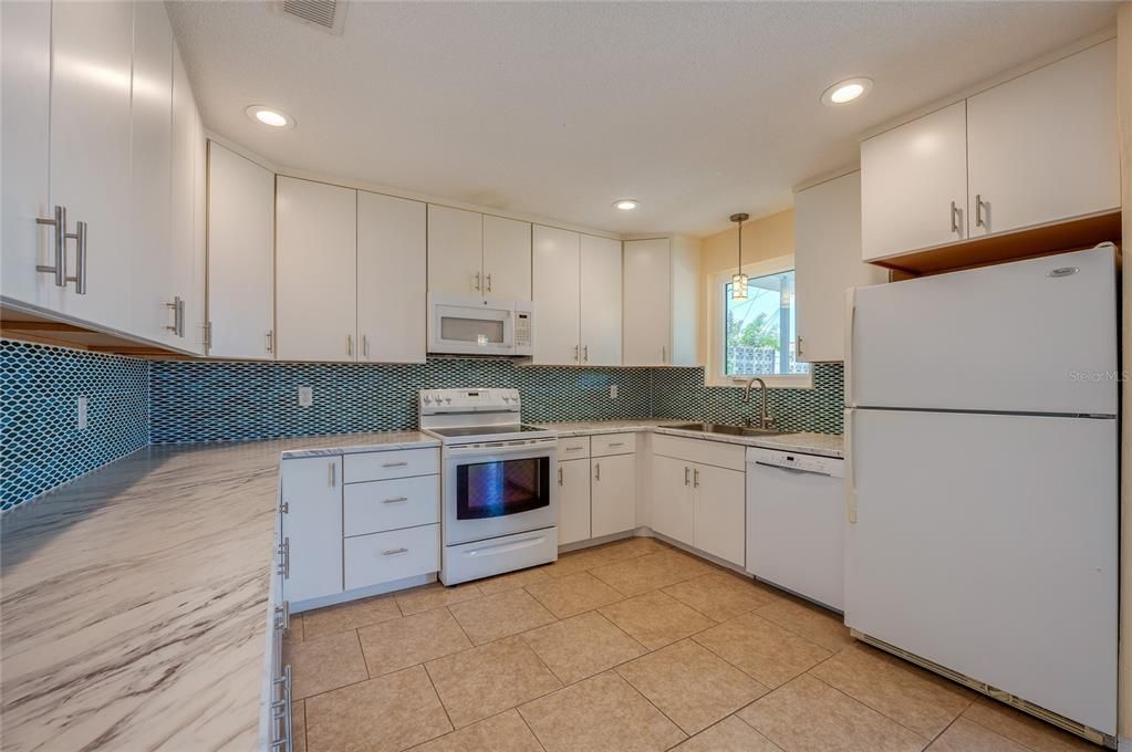 合同活跃: $390,000 (3 贝兹, 2 浴室, 1485 平方英尺)
