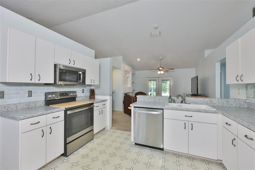 For Sale: $330,000 (4 beds, 2 baths, 1910 Square Feet)