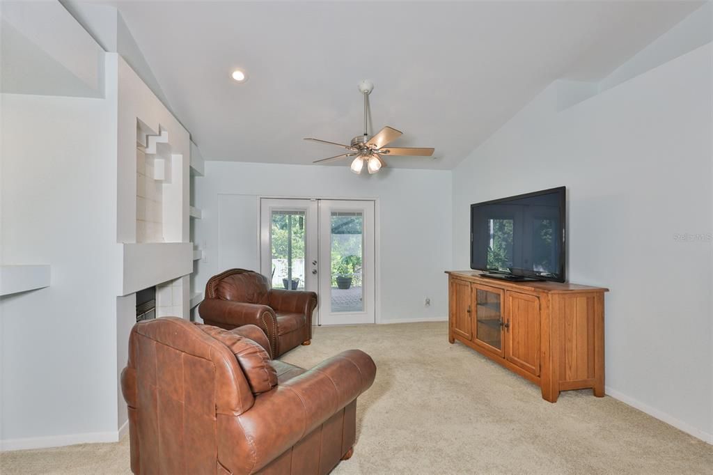 For Sale: $330,000 (4 beds, 2 baths, 1910 Square Feet)