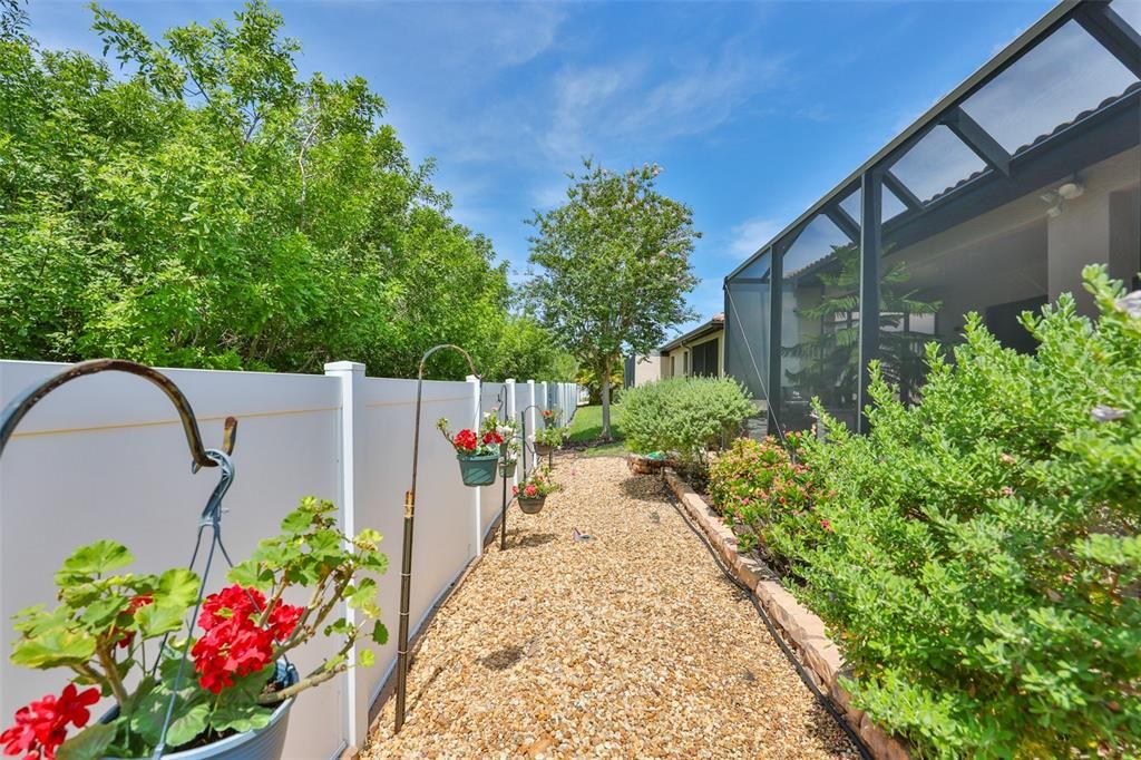 Active With Contract: $310,000 (2 beds, 2 baths, 1523 Square Feet)