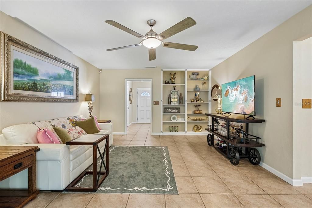 Activo con contrato: $599,000 (4 camas, 2 baños, 2168 Pies cuadrados)