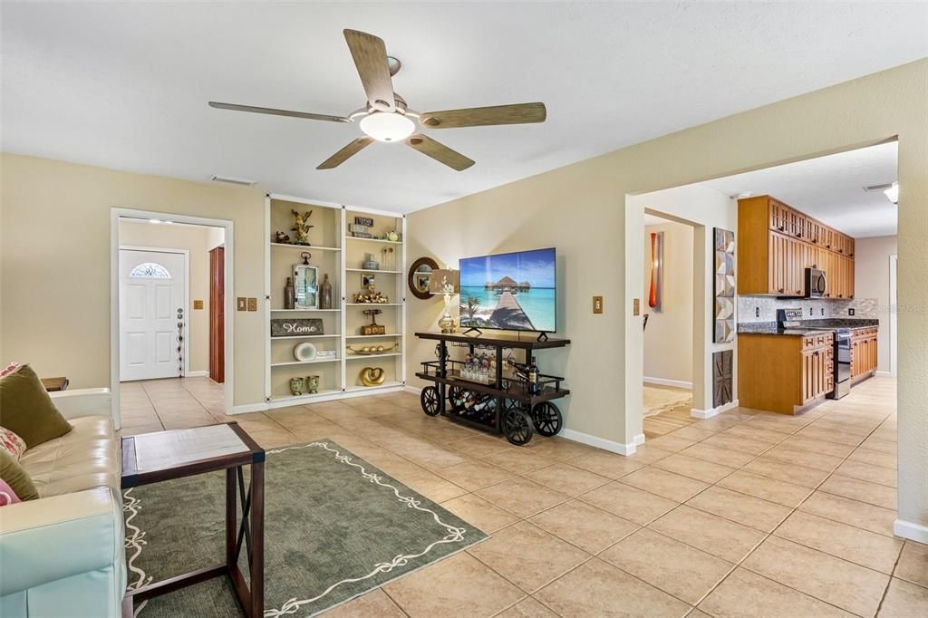 Activo con contrato: $599,000 (4 camas, 2 baños, 2168 Pies cuadrados)