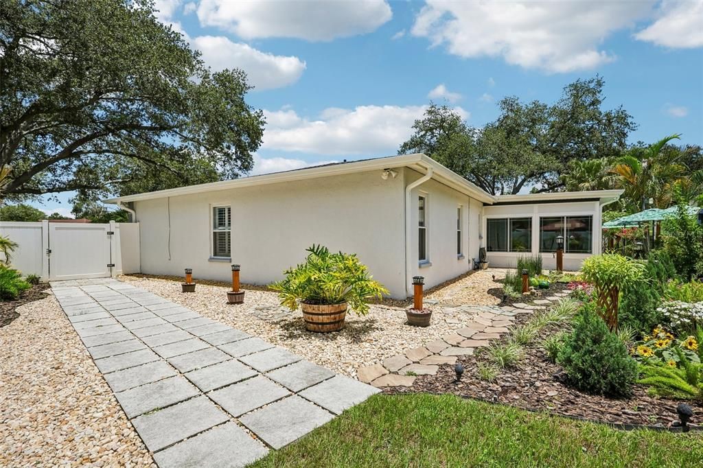 Activo con contrato: $599,000 (4 camas, 2 baños, 2168 Pies cuadrados)