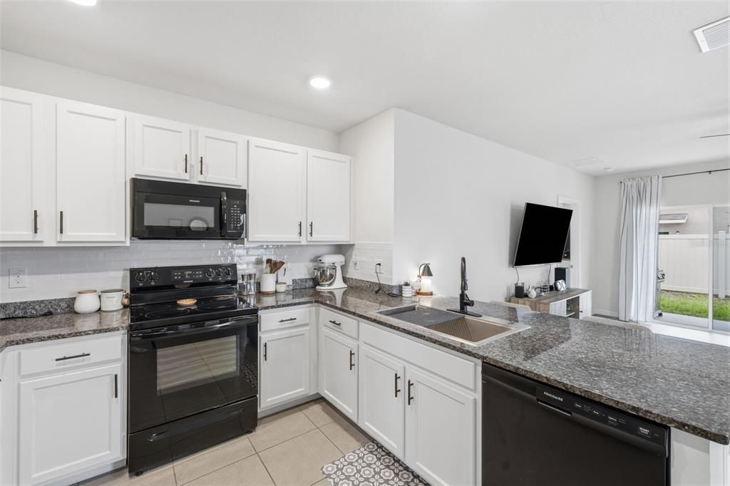 For Rent: $2,500 (3 beds, 2 baths, 1546 Square Feet)