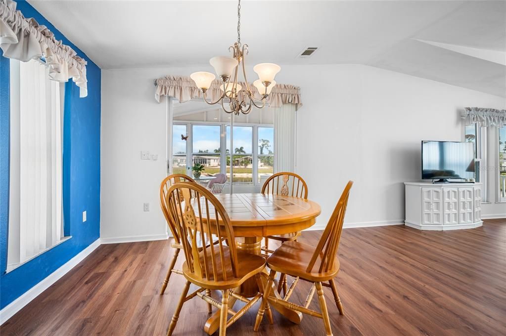 For Sale: $225,000 (3 beds, 2 baths, 1566 Square Feet)