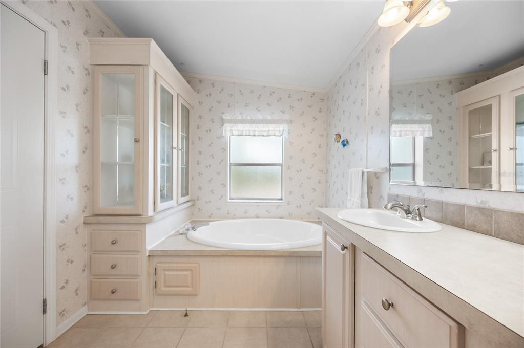 For Sale: $225,000 (3 beds, 2 baths, 1566 Square Feet)