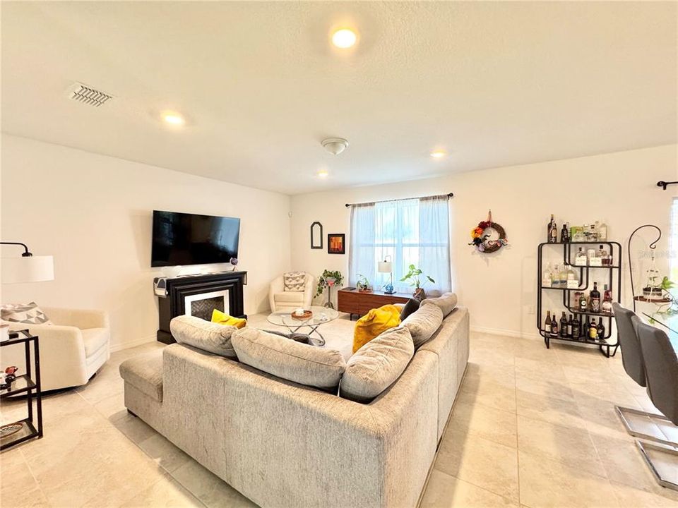 En Venta: $450,000 (4 camas, 2 baños, 2416 Pies cuadrados)