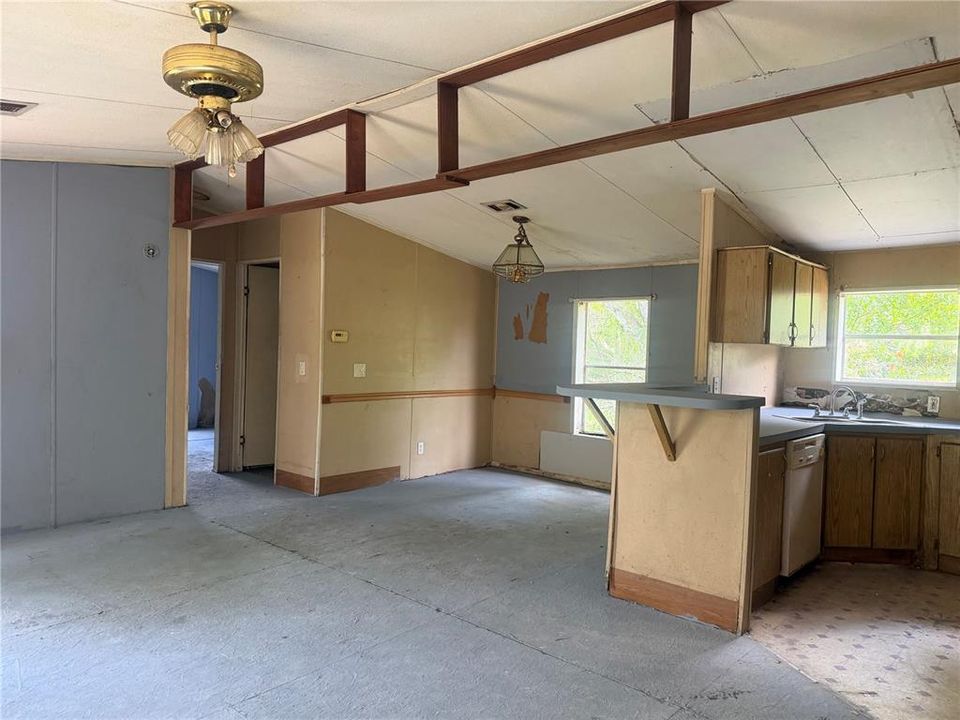 Active With Contract: $159,900 (3 beds, 2 baths, 1152 Square Feet)