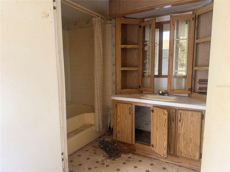 Active With Contract: $159,900 (3 beds, 2 baths, 1152 Square Feet)