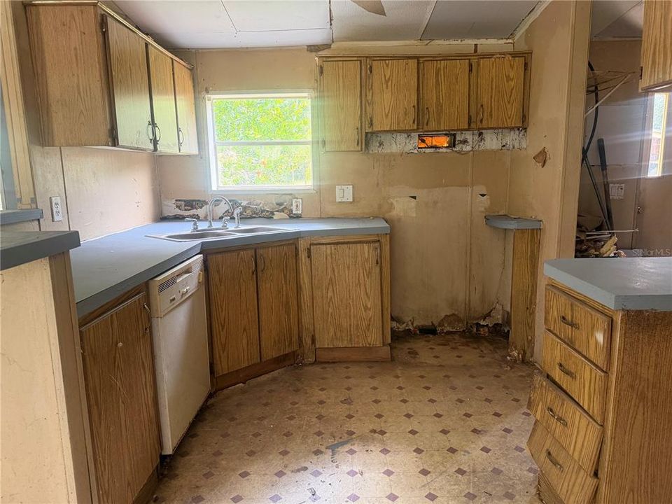 Active With Contract: $159,900 (3 beds, 2 baths, 1152 Square Feet)