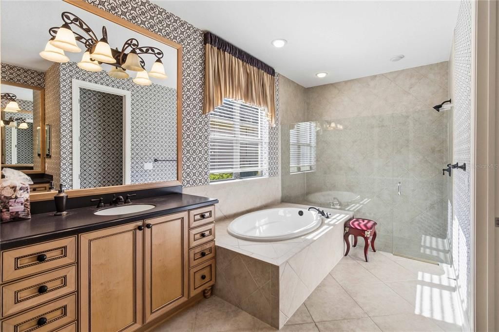 En Venta: $775,000 (3 camas, 2 baños, 2587 Pies cuadrados)