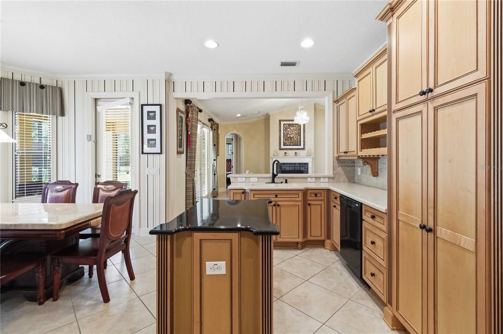 En Venta: $775,000 (3 camas, 2 baños, 2587 Pies cuadrados)