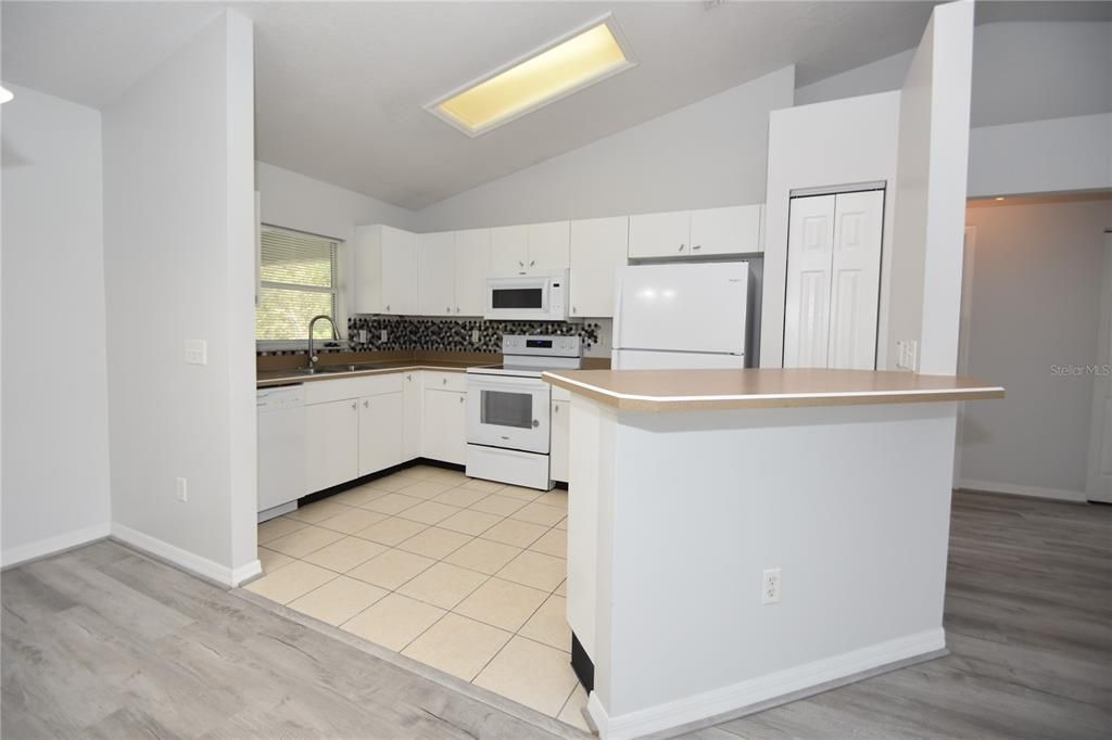 For Sale: $265,000 (3 beds, 2 baths, 1337 Square Feet)