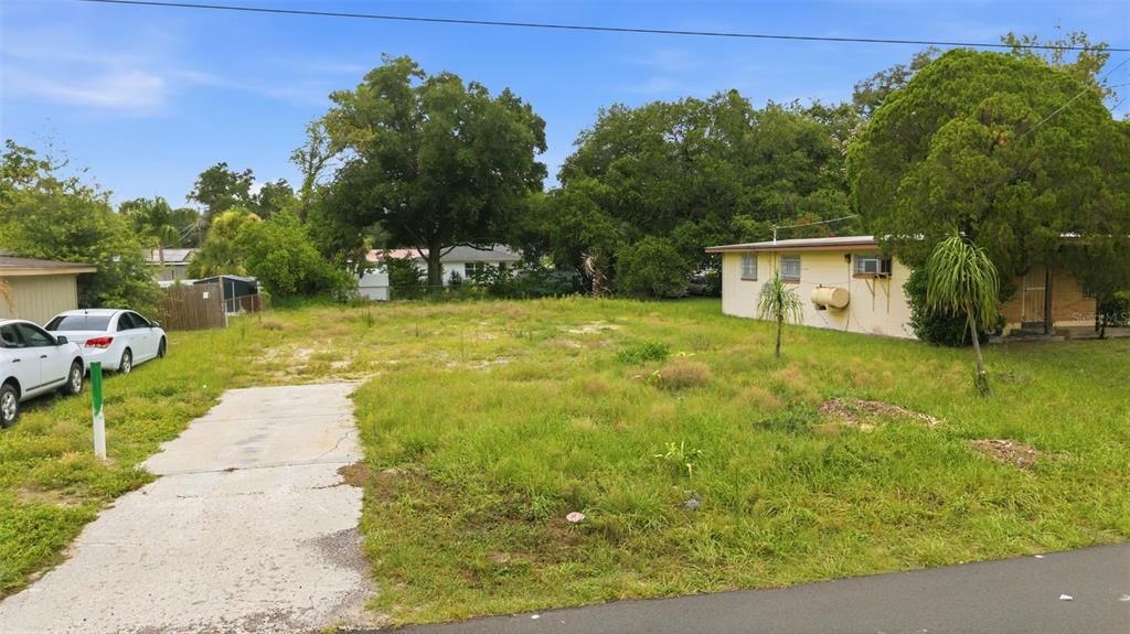 На продажу: $99,500 (0.19 acres)
