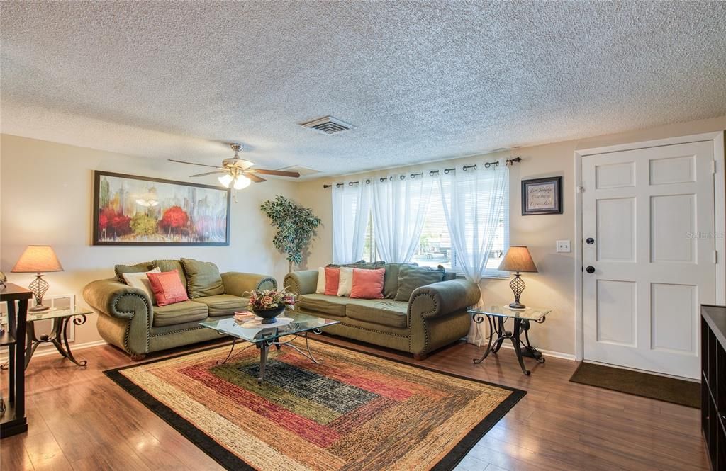 На продажу: $259,900 (2 спален, 2 ванн, 1176 Квадратных фут)