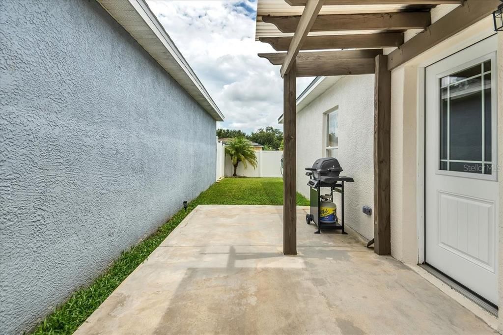 Active With Contract: $250,000 (3 beds, 2 baths, 1100 Square Feet)